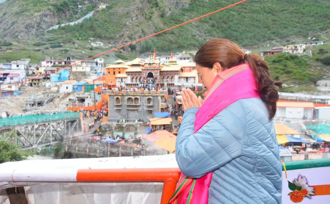 *कैबिनेट मंत्री रेखा आर्या ने किए भगवान बद्रीनाथ के दर्शन,भगवान