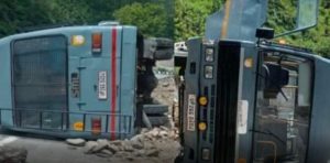 चंपावत से पिथौरागढ़ जा रही SSB की पलटी बस। 19