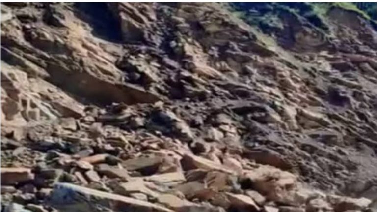 चमोली : देवाल क्षेत्र में पहाड़ी से अचानक पत्थर आने