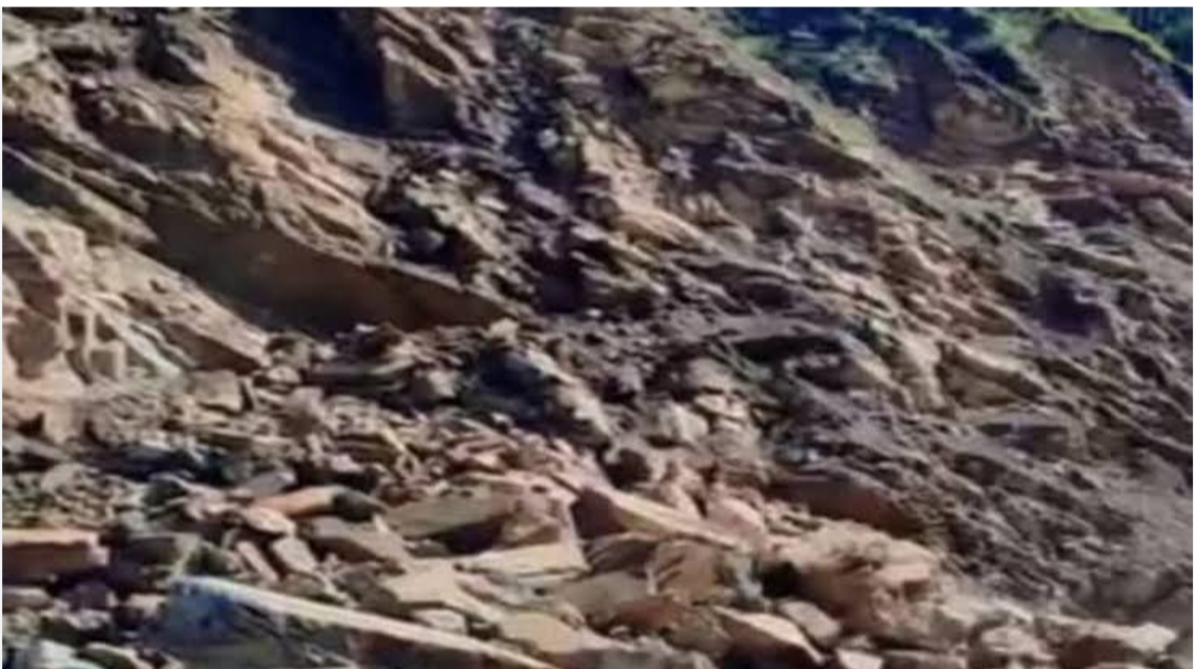 चमोली : देवाल क्षेत्र में पहाड़ी से अचानक पत्थर आने