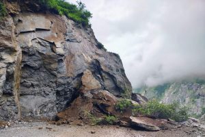 जनपद देहरादून :भारी बारिश की चेतावनी के चलते स्कूल फिर