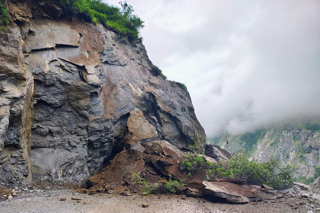 जनपद देहरादून :भारी बारिश की चेतावनी के चलते स्कूल फिर