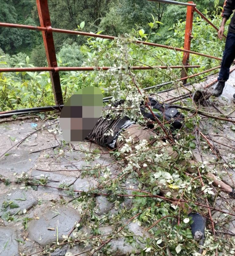 दुःखद खबर :केदारनाथ मार्ग पर पहाड़ी से मलबा आने से