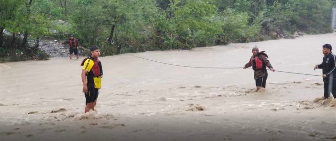 देहरादून- गुच्चूपानी के पास टापू में फंसे 10 युवकों को