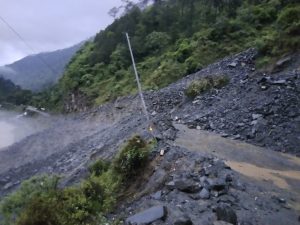 भारी बारिश के चलते गंगोत्री ,यमुनोत्री राष्ट्रीय राजमार्ग अवरुद्ध :