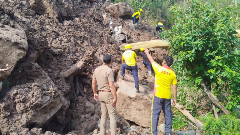 मलबे में दबे मैक्स वाहन से एसडीआरएफ ने किया शव बरामद