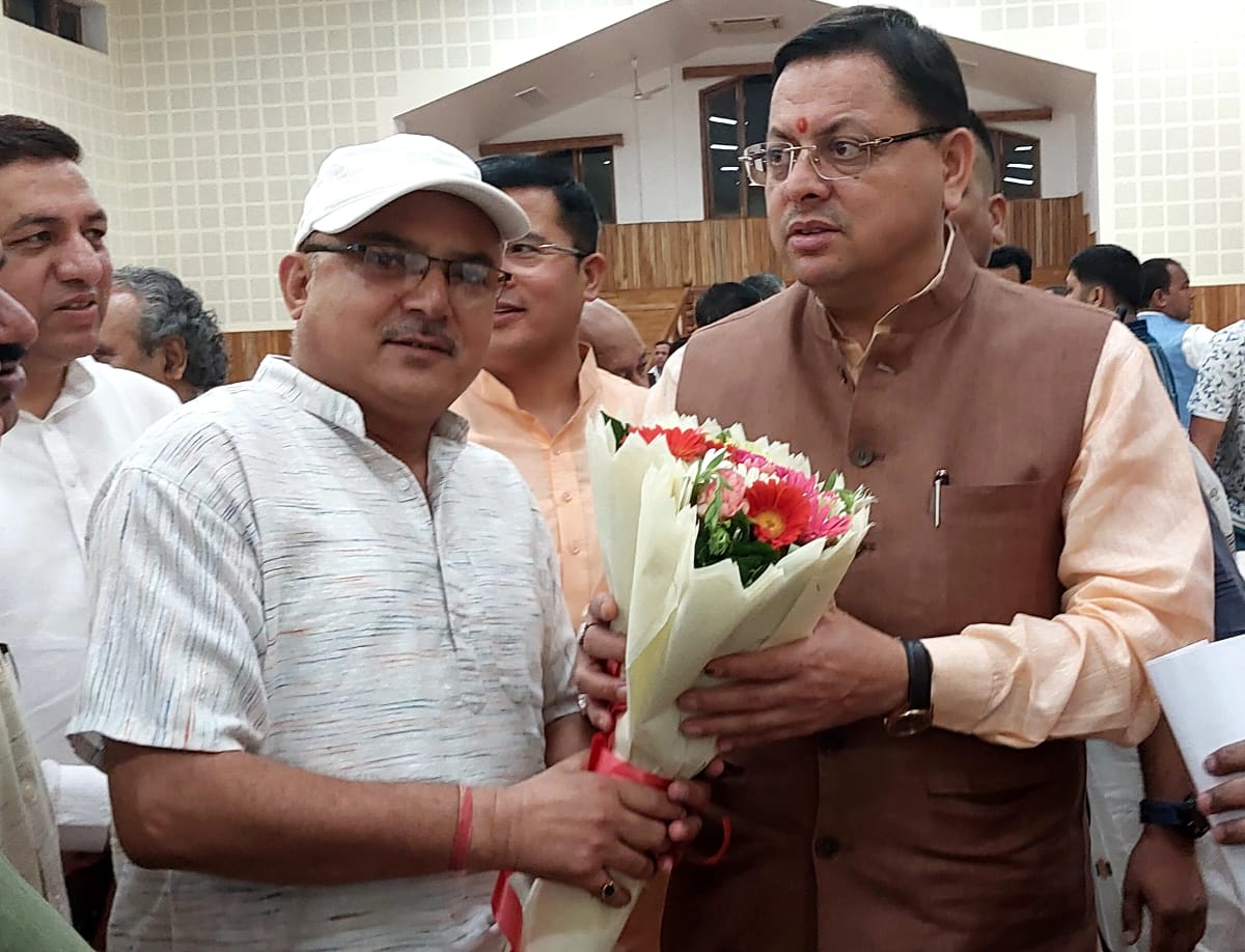 वोर्ड के सदस्य कृष्णमणि थपलियाल ने मुख्यमंत्री पुष्कर सिंह धामी