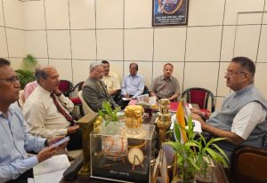 शौर्य दिवस पर आयोजित होने वाले कार्यक्रम की तैयारियों के संबंध में सैनिक कल्याण विभाग के अधिकारियों के साथ बैठक  करते सैनिक कल्याण मंत्री गणेश जोशी।*