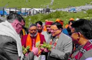 श्री केदारनाथ धाम पहुंचने पर मुख्यमंत्री धामी का मंदिर समिति