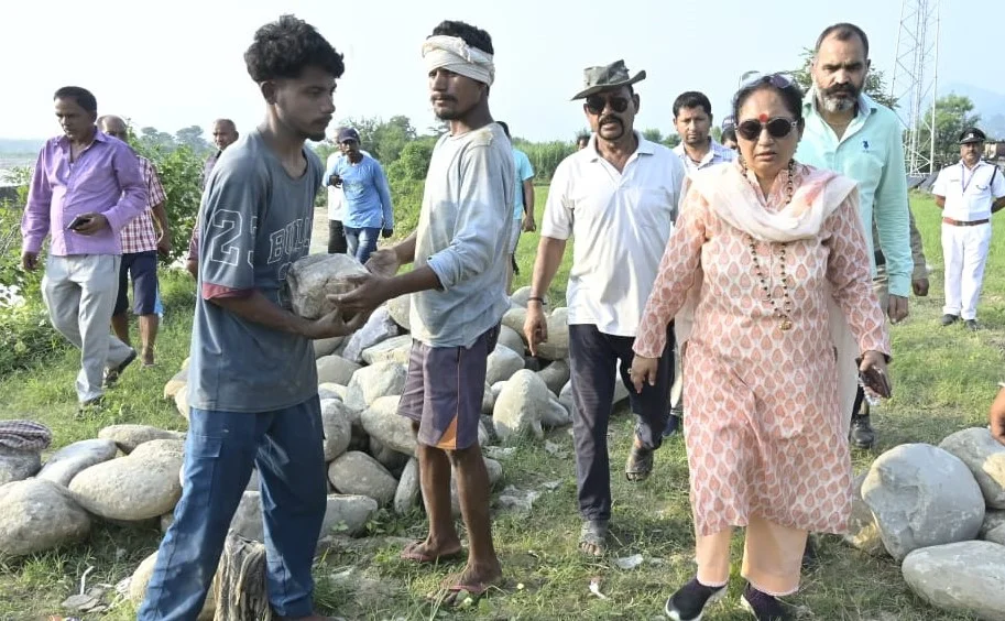 स्पीकर ऋतु खण्डूडी ने कोटद्वार में बाढ़ ग्रस्त क्षेत्रों का किया निरीक्षण 