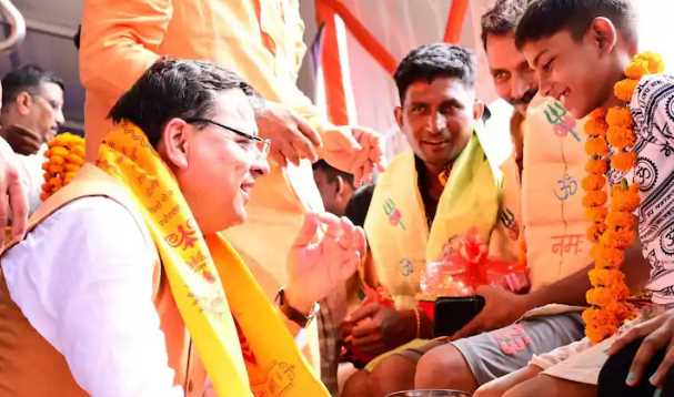 CM Dhami washed the feet of Kanwariyas in Haridwar, the Chief Minister explained the tradition of Atithi Devo Bhava