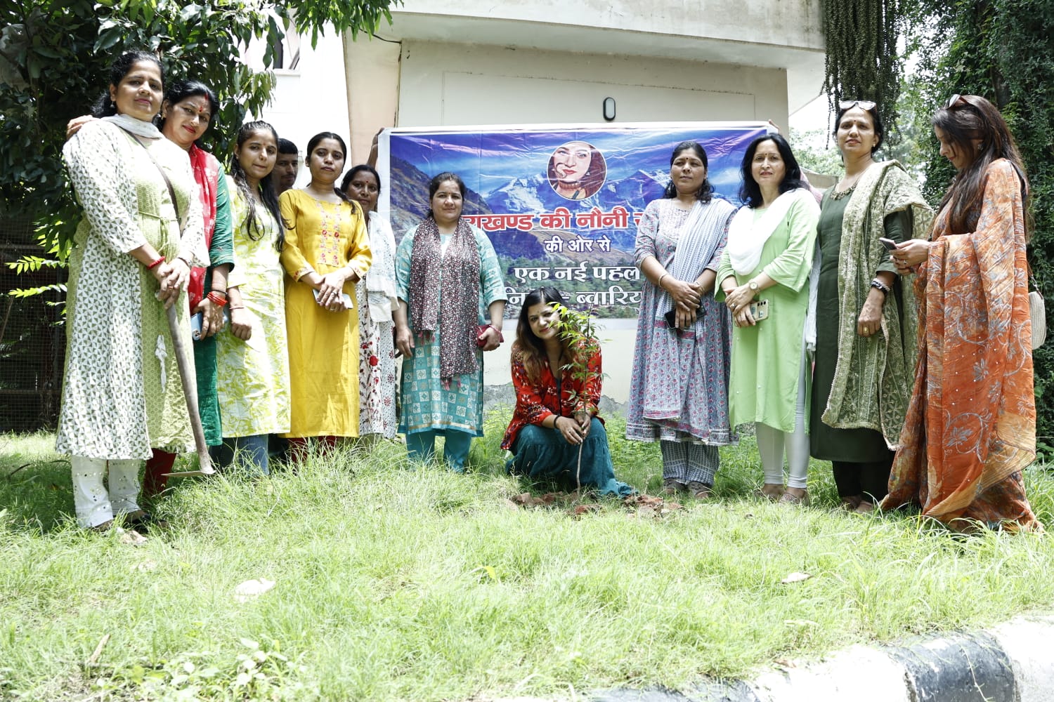 हरेला पर हब और सोसायटी ने मिलकर रोपे पौधे -