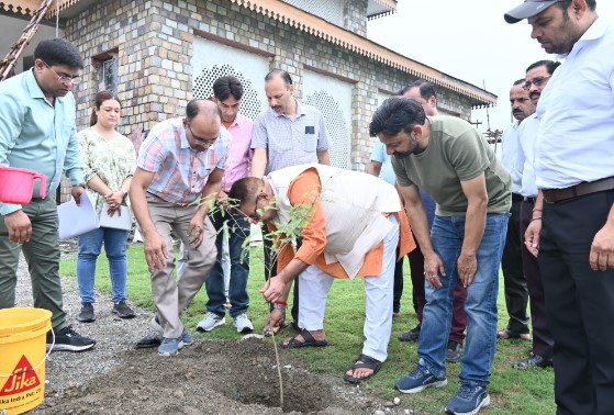 ‘एक पेड़ मां के नाम’ अभियान के तहत सैनिक कल्याण मंत्री गणेश जोशी ने किया वृक्षारोपण