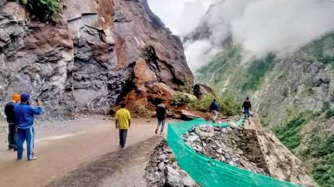 Yellow alert for rain in Uttarakhand, landslide raises concern, landslide on Adi Kailash road in Pithoragarh