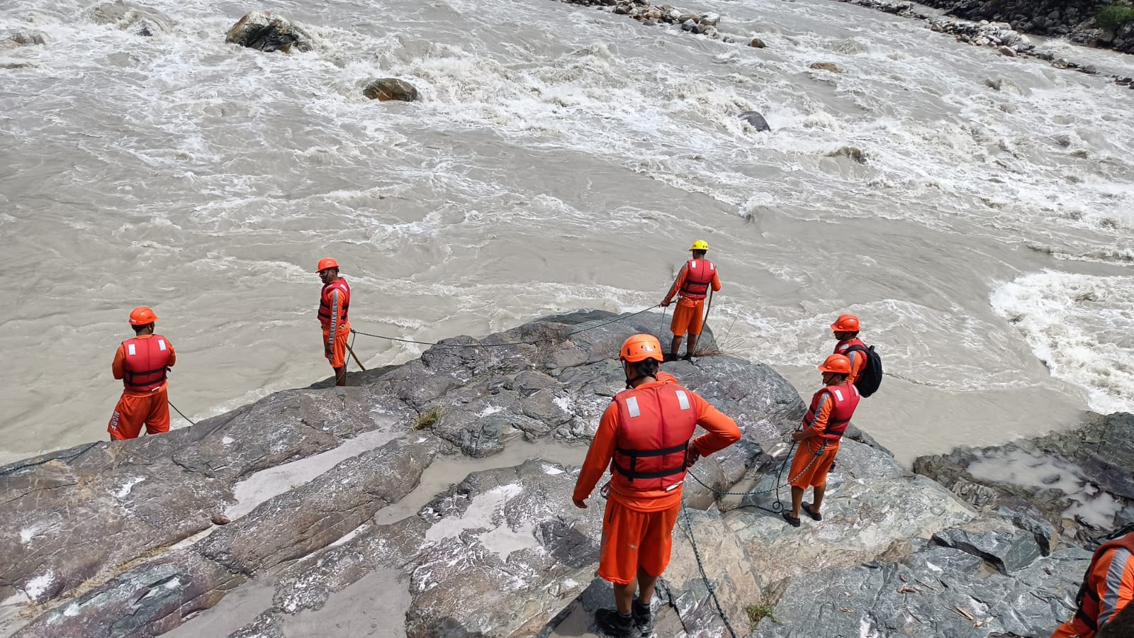 उत्तरकाशी : नदी में जल भरने गयी महिला और बालिका