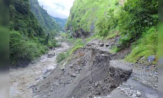 Road blocked due to landslide in Uttarkashi, 5 villages cut off from connectivity