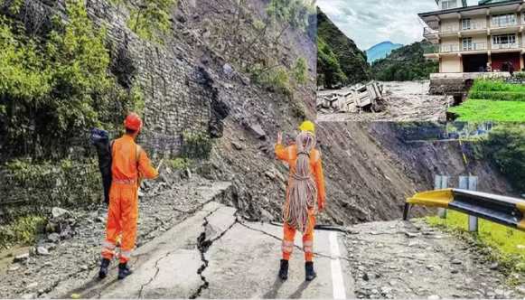 Sky-borne disaster in Uttarakhand, communication with Kedarnath lost after heavy rains... 16 people dead, 6 in critical condition