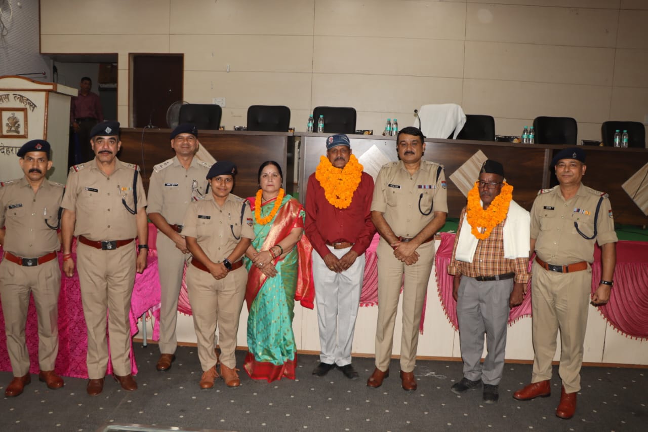 एसएसपी देहरादून द्वारा सेवानिवृत्त होने वाले पुलिसकर्मियों को शाल एंव