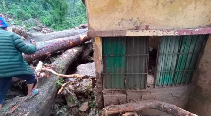 टिहरी के बूढ़ाकेदार क्षेत्र के गेवाली गांव में बादल फटने से हाई स्कूल का भवन क्षतिग्रस्त