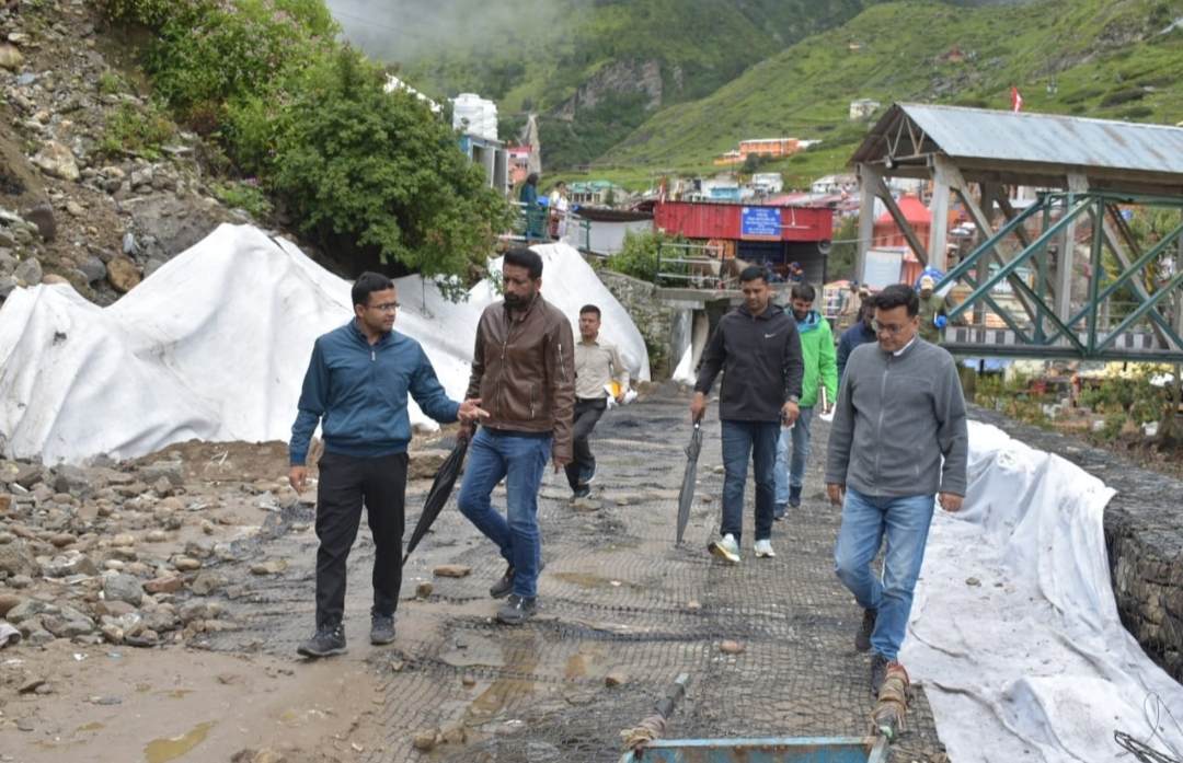 डीएम ने बद्रीनाथ मास्टर प्लान के अंतर्गत संचालित पुनर्निर्माण कार्यो