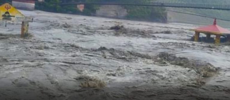 दवाई बांटकर लौट रहा स्वास्थ्य विभाग का कर्मचारी गदेरे में