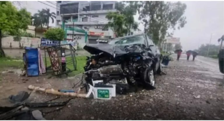 दुःखद खबर: कार और ई रिक्शा की टक्कर में गर्भवती
