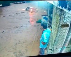 नैनिताल :भारी बारिश से अचानक आये नाले में बह गयी