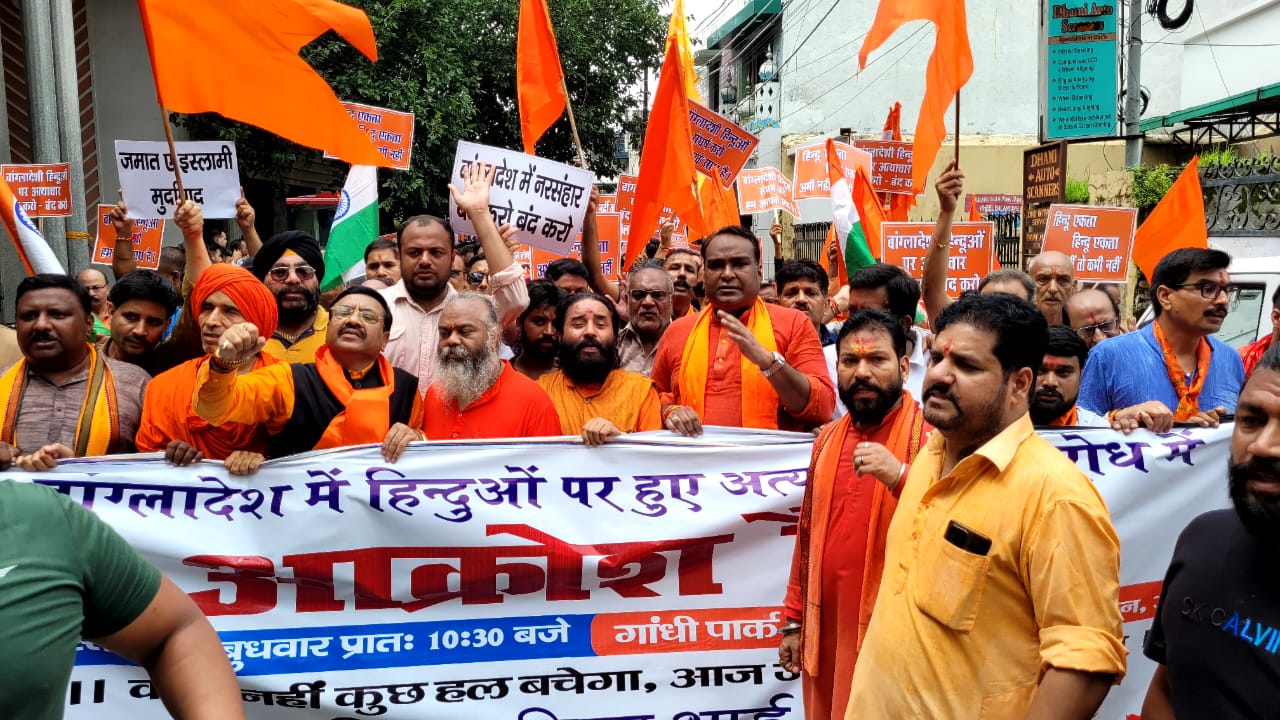बांग्लादेश में हिन्दुओं पर अत्याचार को लेकर देहरादून की सड़कों