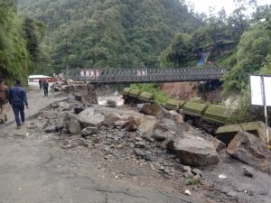 बिग ब्रेकिंग:फिलहाल रोक दें केदारनाथ यात्रा !! मोटरमार्ग के साथ