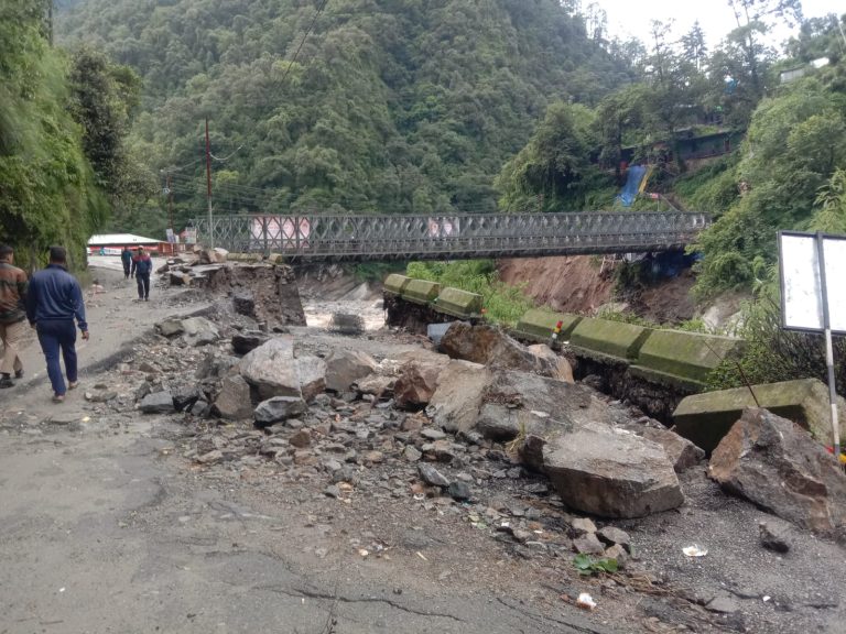 बिग ब्रेकिंग:फिलहाल रोक दें केदारनाथ यात्रा !! मोटरमार्ग के साथ