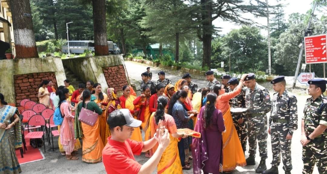 महिलाओ ने एस.एस. बी. के जवानों को रक्षा सूत्र बांध