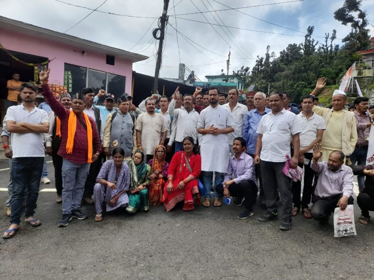 मुख्यमंत्री से मिलने जा रहे आंदोलनकारी को पुलिस ने रोका