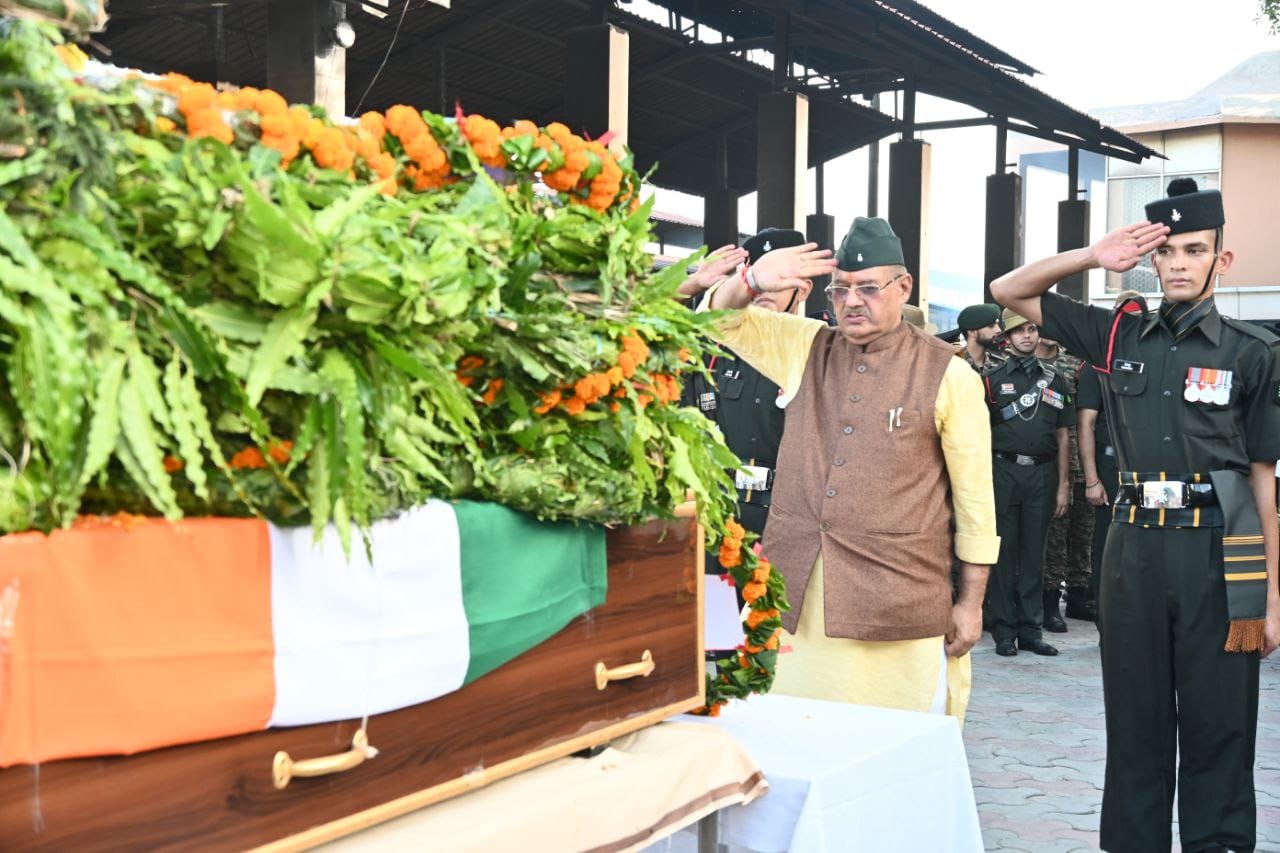 शहीद कैप्टन दीपक सिंह के पार्थिव शरीर पर पुष्प चक्र