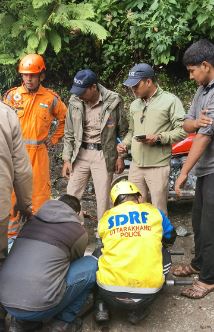 गौरीकुंड के समीप वाहन हुआ दुर्घटनाग्रस्त, 13 लोगों को किया रेस्क्यू, एक की तलाश जारी