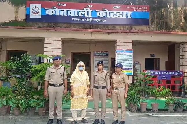 10 हजार की ईनामी गैंग लीडर को पुलिस ने धर दबोचा