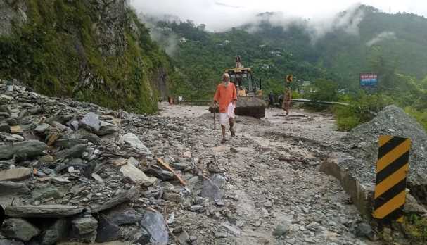 Weather Update: Heavy rain alert in two districts of Uttarakhand, Badrinath highway closed; Badra rained for 10 hours in Mussoorie