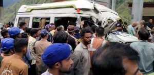 उत्तराखंड के चमोली में बड़ा सड़क हादसा, टेंपो ट्रैवलर और