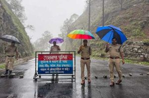 उत्तराखंड में आफत बन बरस रहे बादल, 3 की मौत,