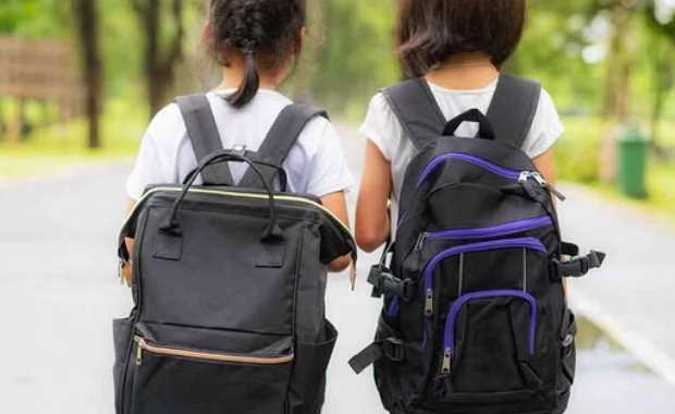 Uttarakhand: The government has fixed the weight of school bags but still the weight has not reduced, small children are reaching school carrying 10 to 12 kg load