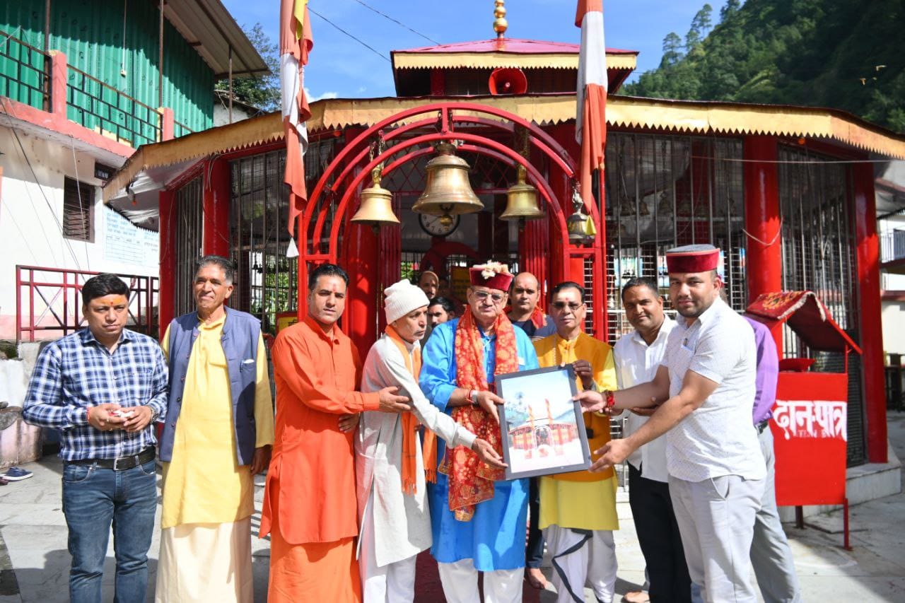 कालीमठ मंदिर में मां महाकाली की पूजा अर्चना की और
