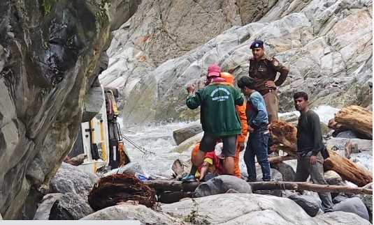 A vehicle full of pilgrims going to Kedarnath fell into the river, one dead; 12 injured