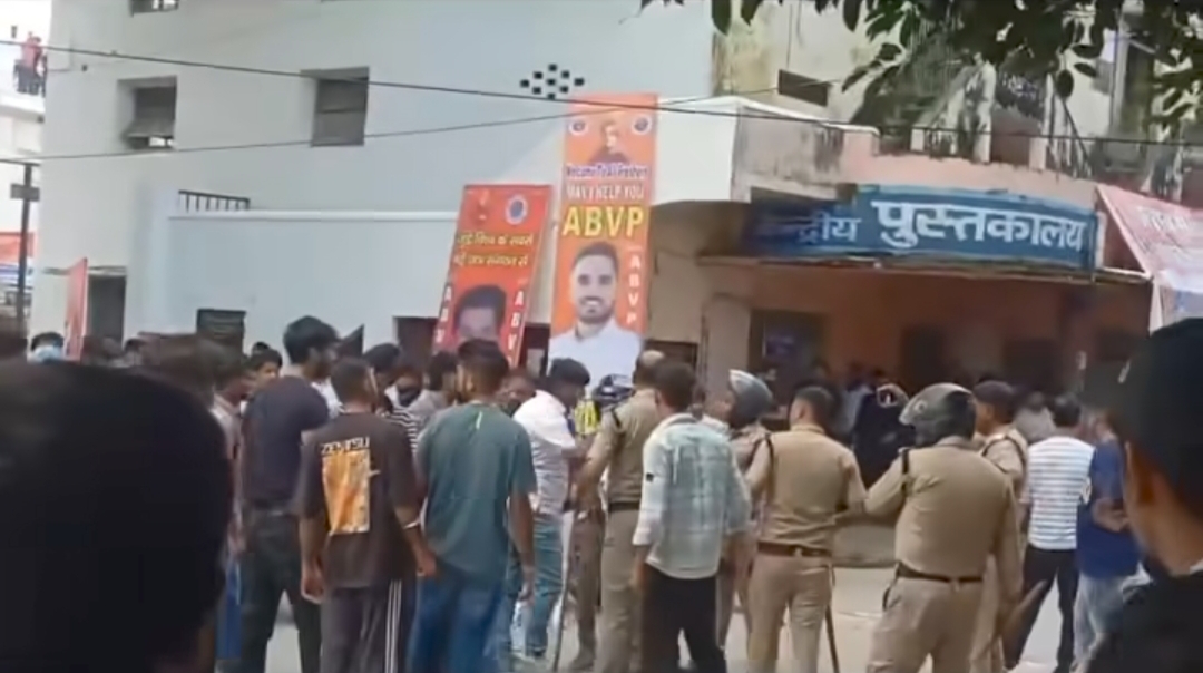 डी0ए0वी0 पीजी कालेज में दो छात्र संघ गुटों ने जम