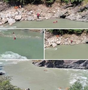 *नौगांव मुंगरा गढ़ के पास यमुना नदी किनारे फंसे 2