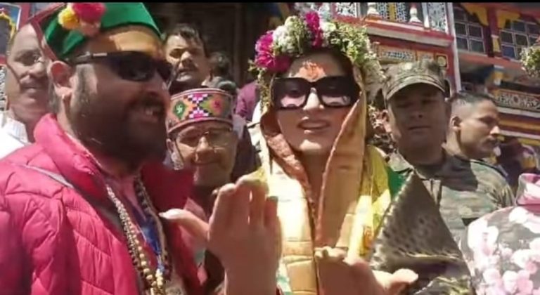 बॉलीवुड अभिनेत्री उर्वशी रौतेला ने बदरीनाथ केदारनाथ धाम के किये