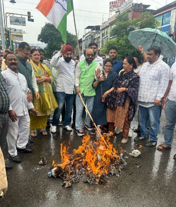 राहुल गांधी पर टिप्पणी के विरोध में कांग्रेस ने भाजपा का पुतला फूंका