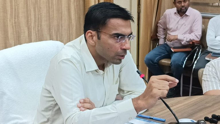 शहर में चौपहिया वाहनों के लिए चार्जिंग स्टेशनों की सुविधा