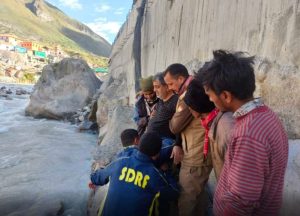 *श्री बद्रीनाथ धाम के पास नदी में बहे 02 व्यक्ति,