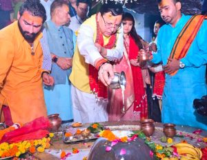 सीएम धामी ने टपकेश्वर महादेव मंदिर में की पूजा अर्चना