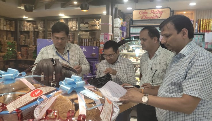 सीएम धामी के निर्देश के बाद एस०ओ०पी० का सख्ती से पालन कराने के लिए खाद्य करोबोेरियों के यहां बड़े स्तर पर छापेमारी