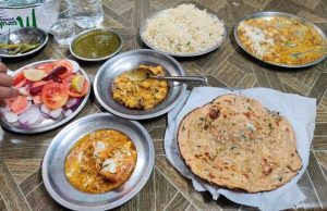 उत्तराखंड में उधम सिंह नगर में ढाबे में खाना खाने